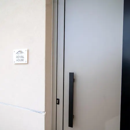 Royal House - Center - Sleeps 8 * הרסוניסוס
