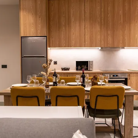 Royal House - Center - Sleeps 8 * הרסוניסוס