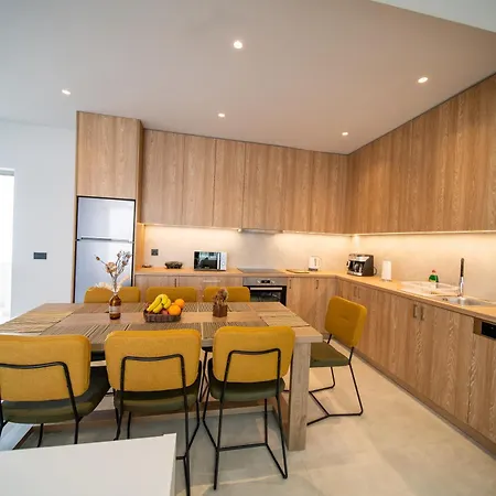 Royal House - Center - Sleeps 8 בית נופש