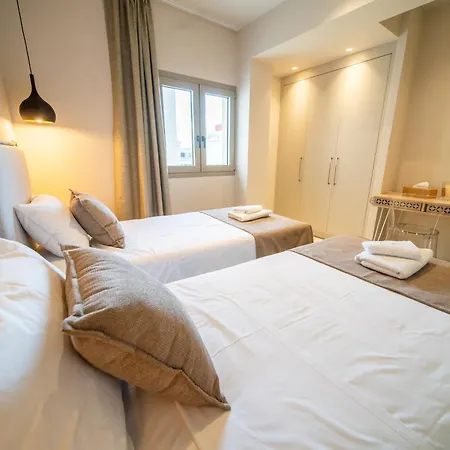Royal House - Center - Sleeps 8 בית נופש הרסוניסוס