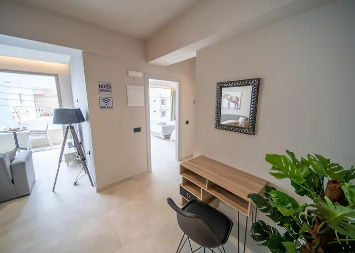 Royal House - Center - Sleeps 8 Case de vacanță *