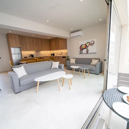 Royal House - Center - Sleeps 8